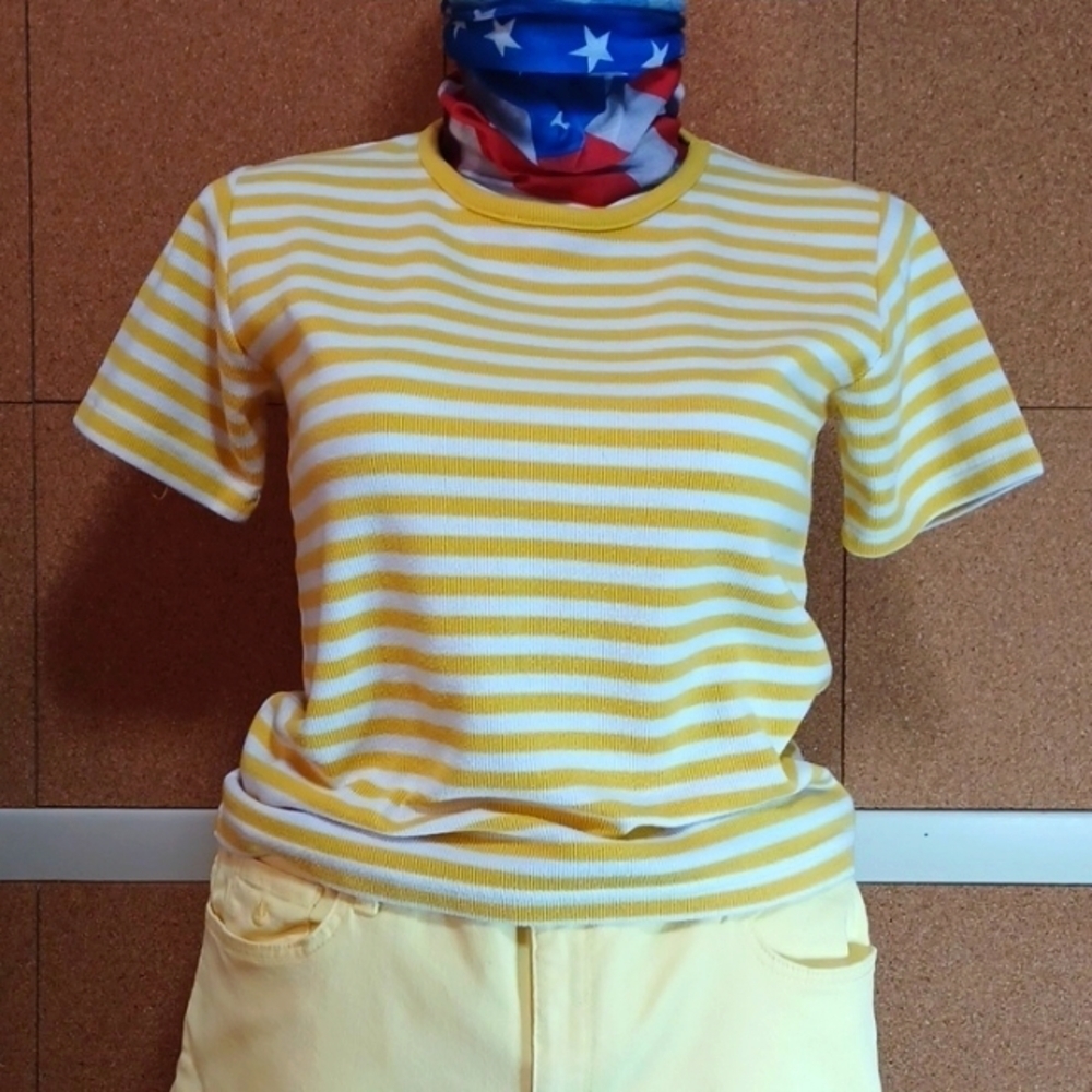 SAG HARBOR top women's size Small in a beautiful yellow and white stripe